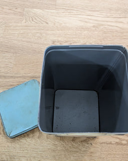 Premium Saltine Crackers Tin